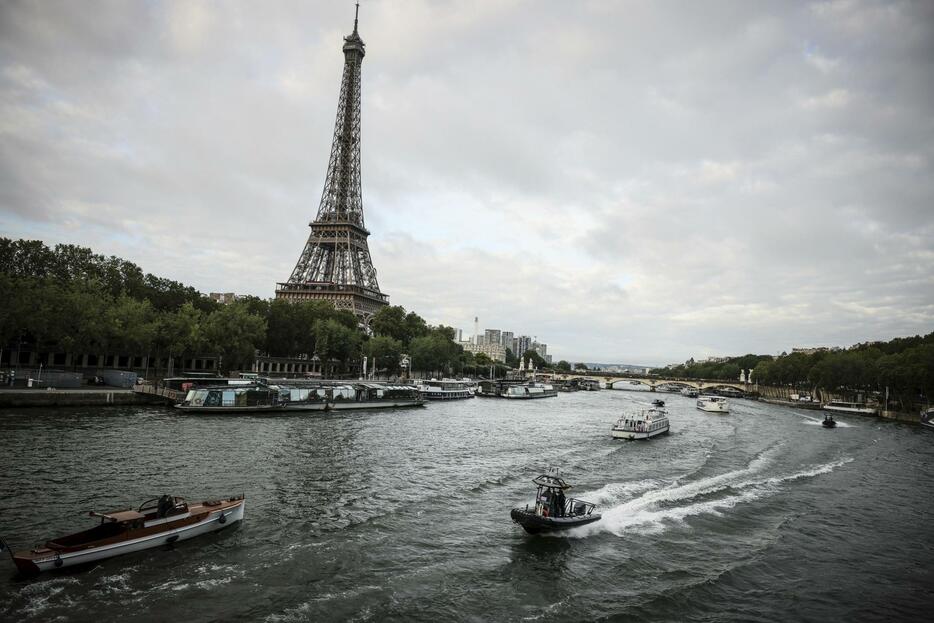 エッフェル塔近くのセーヌ川で行われたパリ五輪開会式の予行演習＝17日、パリ（AP＝共同）