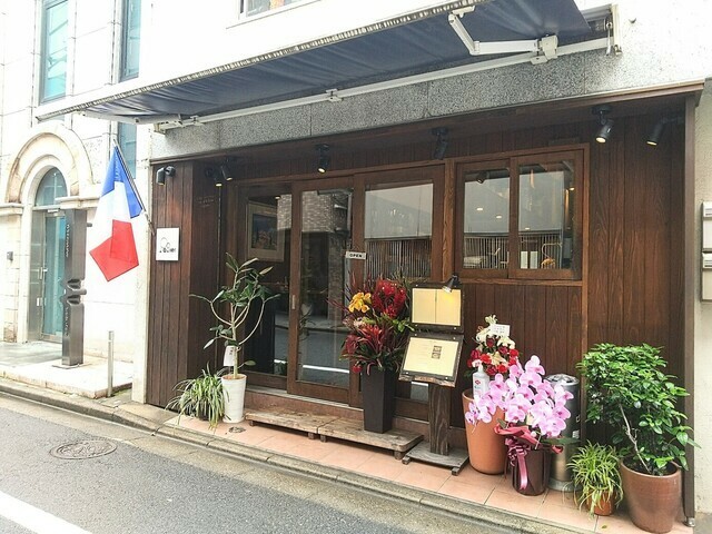 店舗外観。フランスの国旗が目印