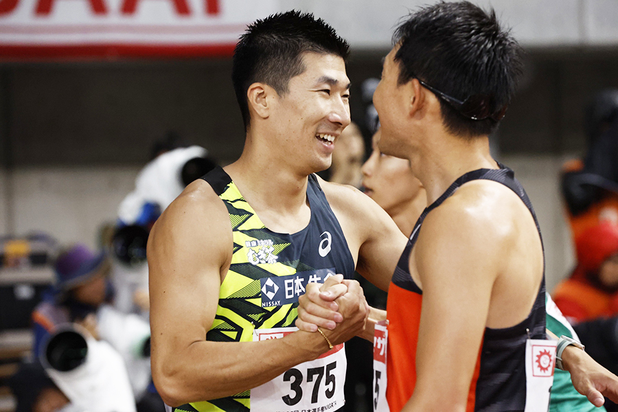 男子100メートル決勝、ゴール後に笑顔を見せた桐生祥秀【写真：奥井隆史】