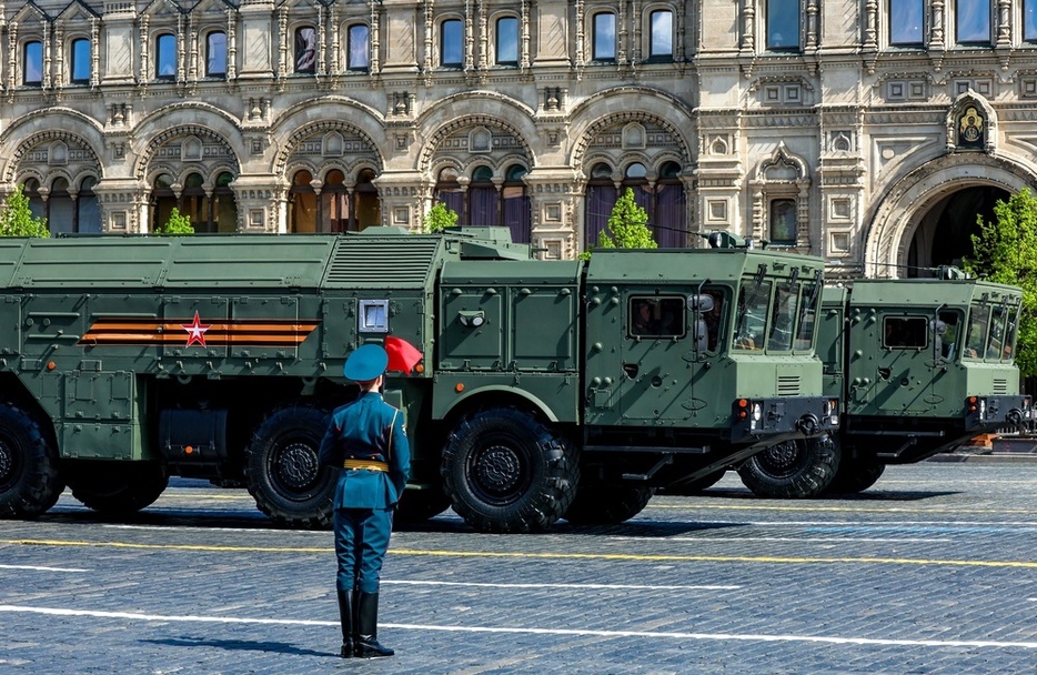 5月、モスクワの「赤の広場」で、9日の対ドイツ戦勝記念日軍事パレードのリハーサルに登場した戦術ミサイルシステム「イスカンデルM」（タス＝共同）