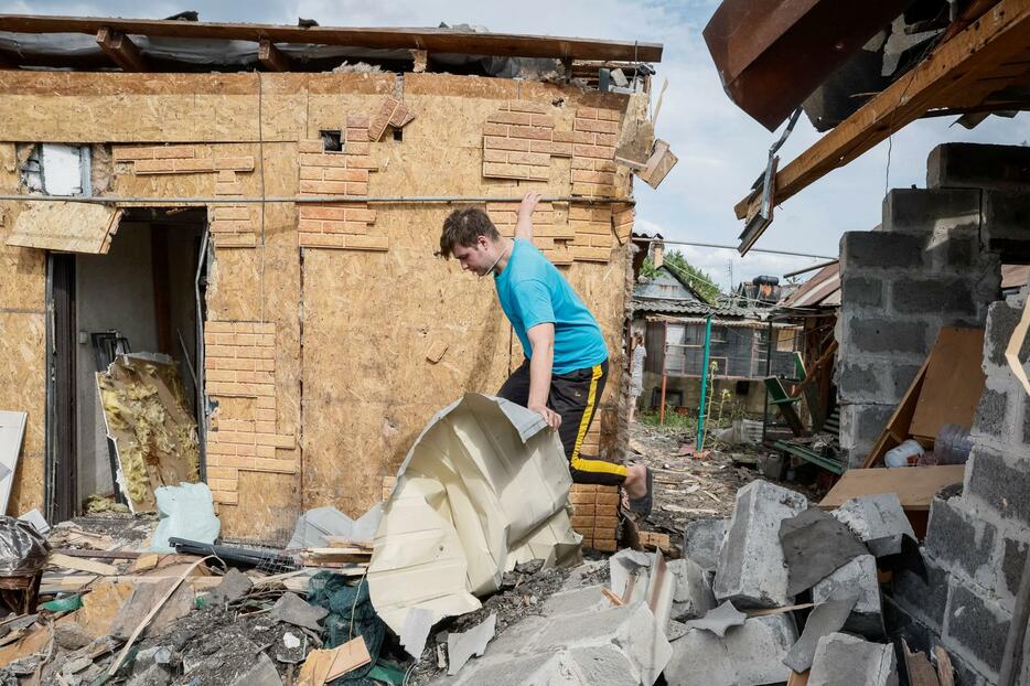 24日、ウクライナ東部ドネツク州ポクロウシクでロシア軍によるミサイル攻撃を受け、破壊された住宅（ロイター＝共同）