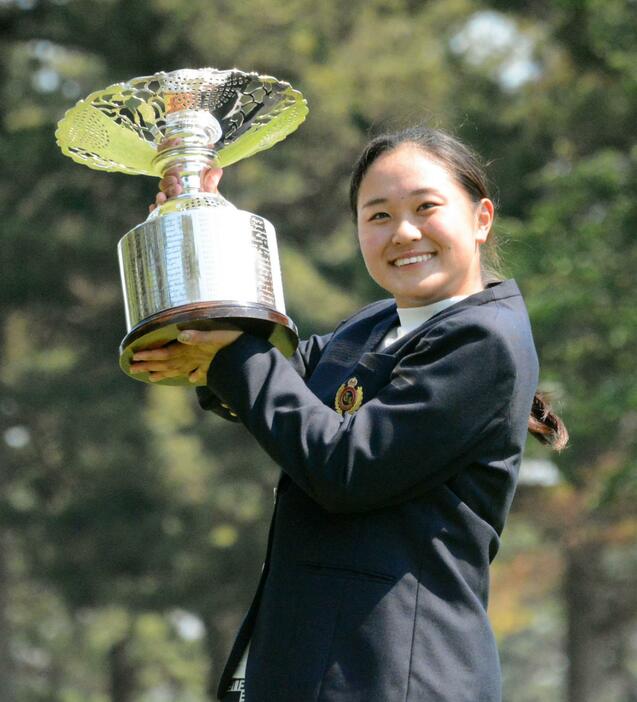 ゴルフの日本女子アマチュア選手権で初優勝した鳥居さくら＝我孫子GC