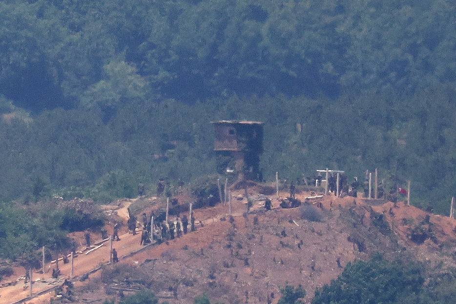 　６月２５日、朝鮮戦争の勃発から７４年となるが、北朝鮮軍は大規模な部隊を派遣して軍事境界線の非武装地帯（ＤＭＺ）で新たな防御設備を構築している。写真は４日、韓国坡州市の軍事境界線付近で撮影（２０２４年　ロイター/Kim Hong-Ji）