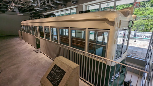 道の駅「たのうらら」の施設内に保存・展示される元大分交通別大線の「506号車」（伊藤洋平撮影）。
