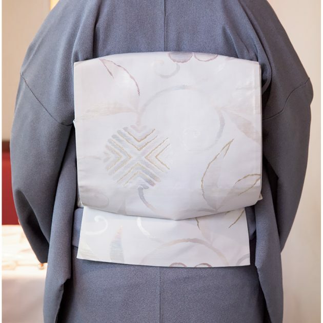 箔使いが効果的な袋帯。「江戸小紋を誂えたときにこの帯を見つけて購入。どんな着物にも合い、重宝します」