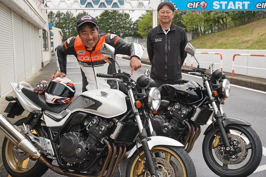 ハイパープロ装着仕様（白）とノーマル（黒）のホンダ・CB400スーパーフォアを比較試乗。あいにくのウェット路面だったが、だからこそコンスタントライジングレートスプリングのメリットがよく理解できた