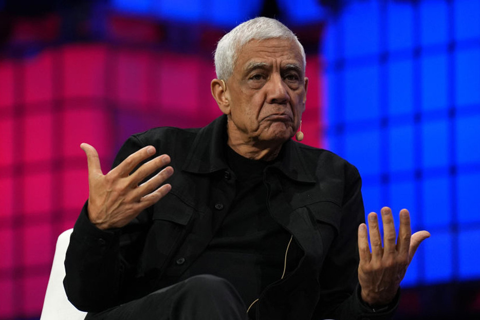 Vinod Khosla speaks at 'The path to an AI utopia' panel during day one of Collision 2024 in Toronto, Ontario on June 18, 2024. （Photo by Mert Alper Dervis/Anadolu via Getty Images）