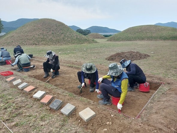 先月30日の金尺里古墳群の調査現場。作業員が墳墓の間の土地の表面層の一部を取り除く作業をしている=ノ・ヒョンソク記者