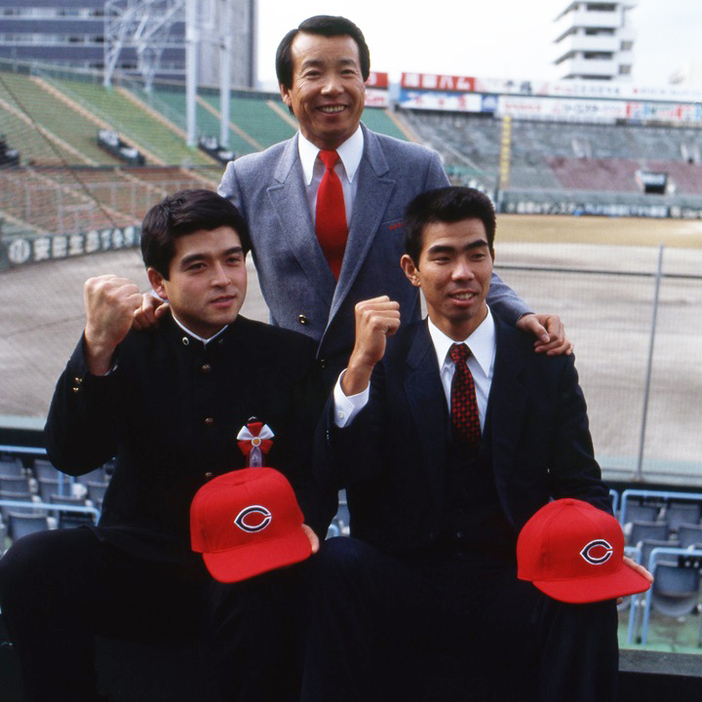 法大在籍時の84年、ドラフト2位で広島に入団[中央は古葉竹識監督、右はドラフト1位・川端順