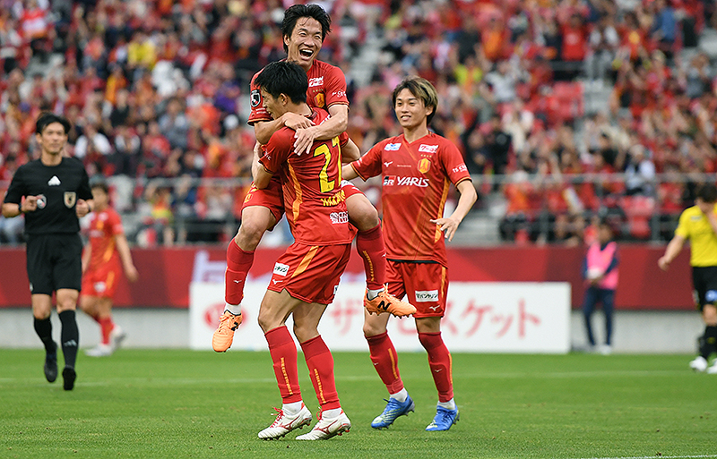 先制点を祝う名古屋の選手たち