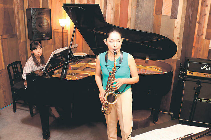 「デュオ　コンチェルタンテ」を演奏する谷道さん（右）と中川さん
