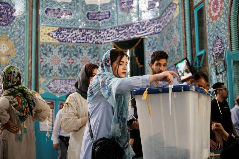 イラン大統領選で投票する人々＝テヘランで2024年6月28日、WANAロイター