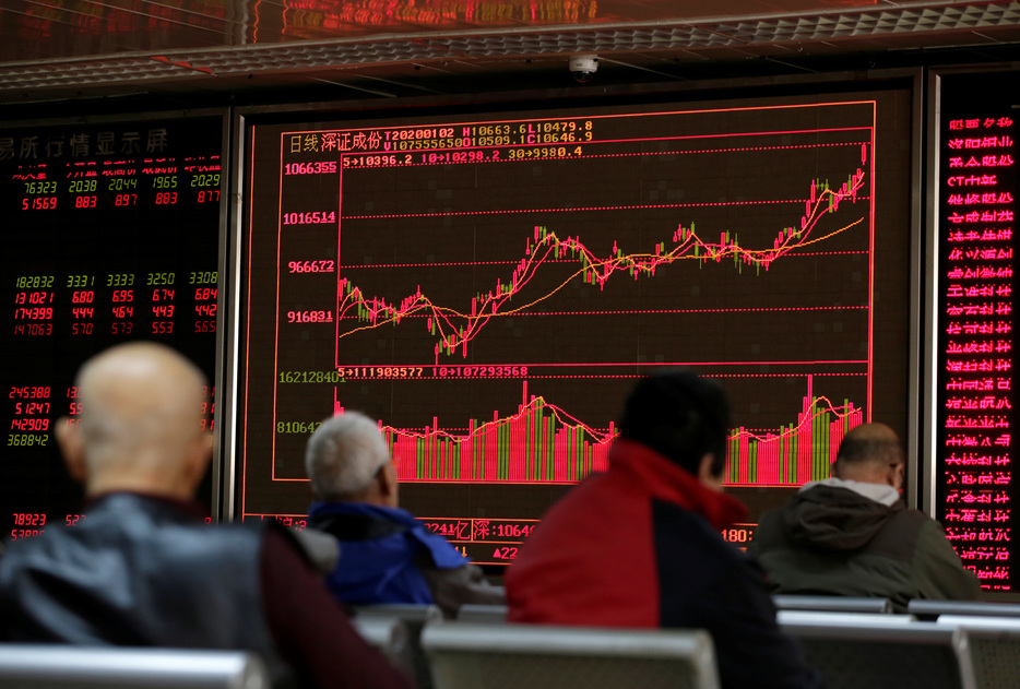 ６月６日、  中国証券監督管理委員会（ＣＳＲＣ）は株式市場で上場廃止が短期的に急増することはないとの見解を示した。北京の証券会社で２０２０年１月撮影（２０２４年　ロイター/Jason Lee）