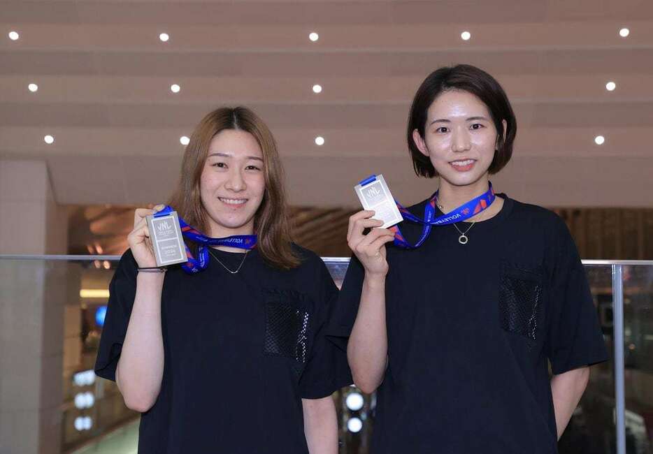 ＶＮＬ準優勝の日本女子が帰国。古賀（右）と石川は銀メダルを手に笑顔を見せた（撮影・山田俊介）