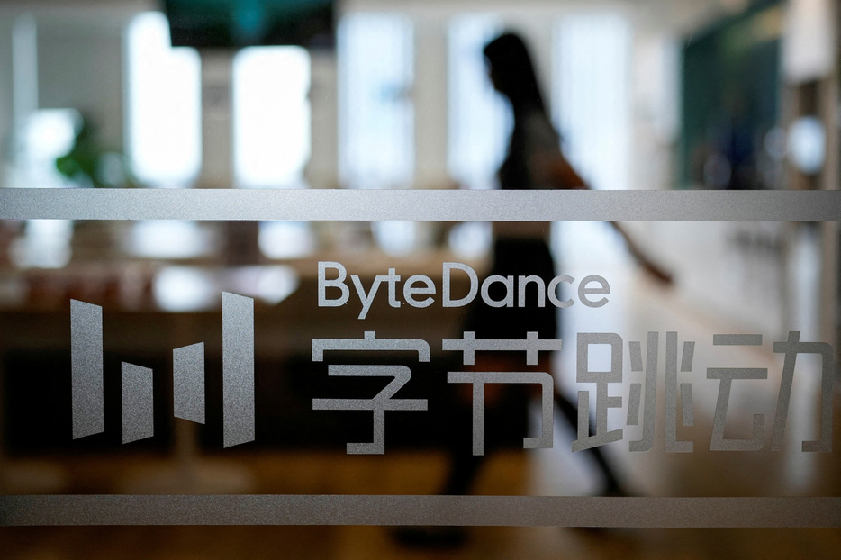 　短編動画投稿アプリ「ＴｉｋＴｏｋ（ティックトック）」を運営する中国の字節跳動（バイトダンス）が、米半導体設計ブロードコムと人工知能（ＡＩ）向け半導体プロセッサーの開発に取り組んでいる。複数の関係者が明らかにした。写真はバイトダンスのロゴ。上海のオフィスで昨年７月撮影（２０２４年　ロイター/Aly Song）