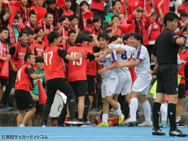決勝点を喜ぶ駒澤大学高等学校 の選手と応援団