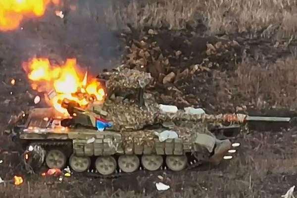 撃破され炎上するロシア軍戦車（画像：ウクライナ国防省）。