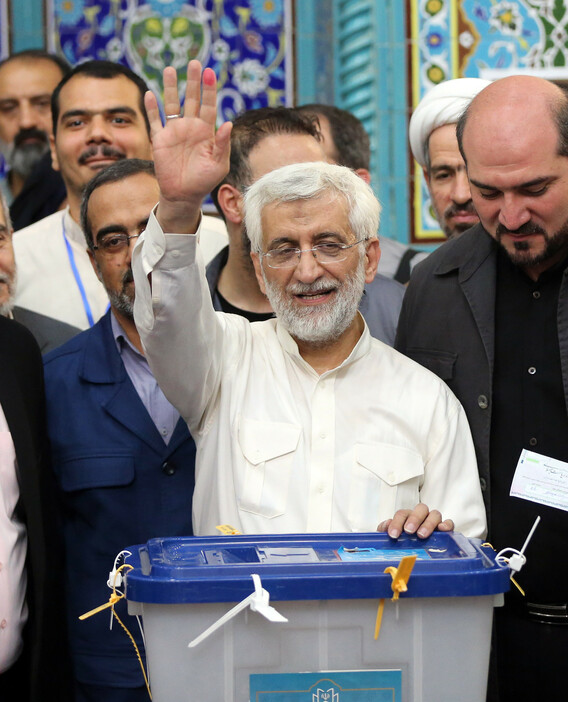 ２８日、テヘランでイラン大統領選の投票を終えた保守強硬派のジャリリ元最高安全保障委員会事務局長（中央）。