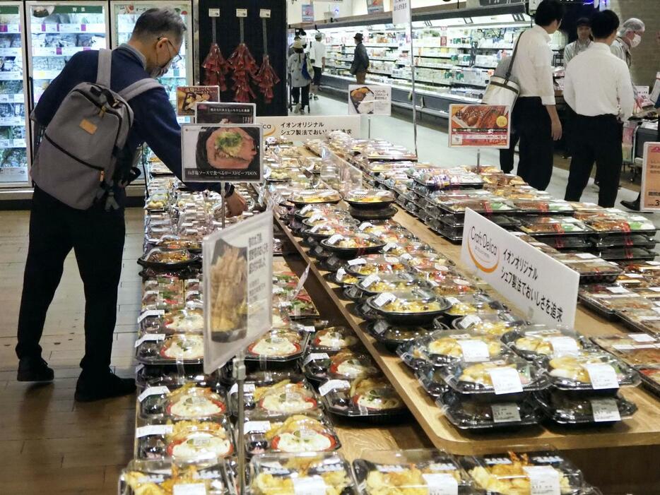 イオンスタイルの総菜売り場＝6日、千葉市