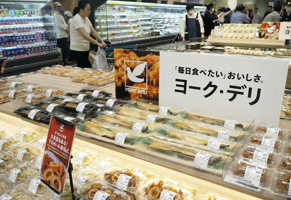 イトーヨーカ堂の総菜売り場＝5月、東京都大田区