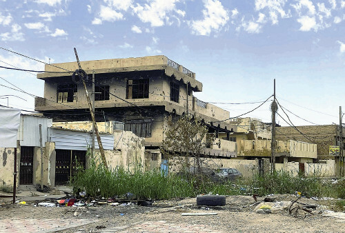 イラク中部ファルージャで、「イスラム国」の攻撃による弾痕が壁に残る建物（２２日）＝田尾茂樹撮影