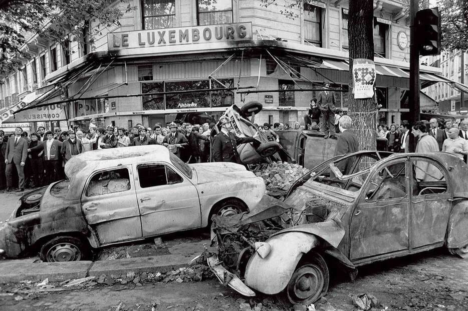 保守政権に学生や労働者が抗議した1968年のパリ動乱　ALAIN NOGUESーSYGMA/GETTY IMAGES