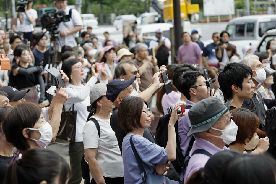 東京都知事選が告示され、立候補者の街頭演説に集まった有権者ら＝20日午前、東京都内