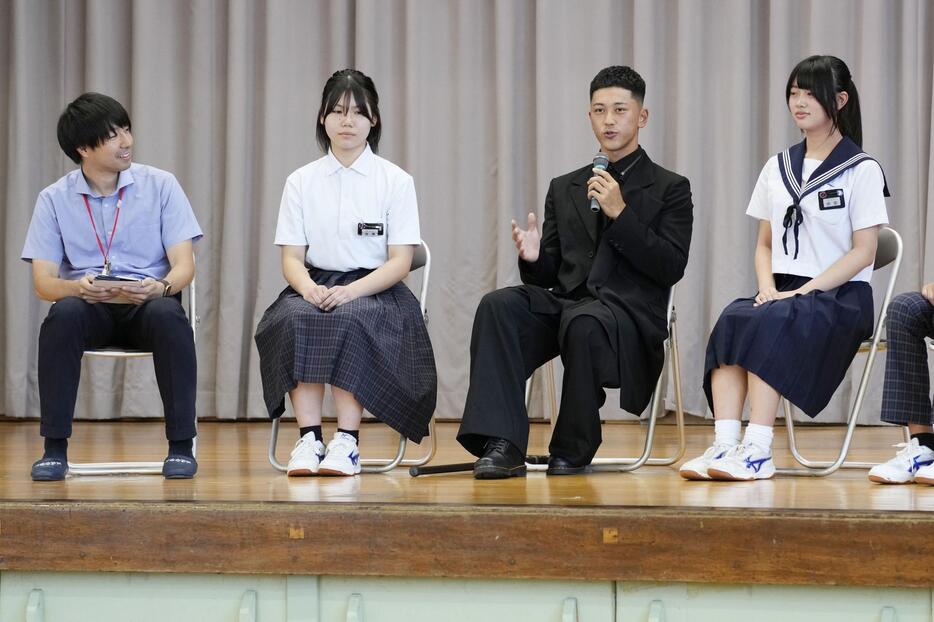 愛知県一宮市の出身中学を訪れ、生徒や恩師と交流する車いすテニスの小田凱人（右から2人目）＝21日