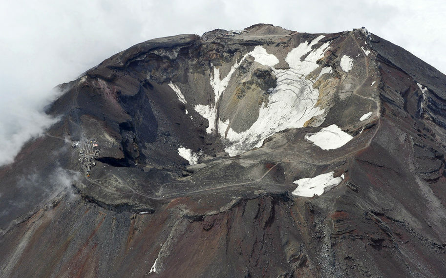 富士山の頂上火口＝2012年7月