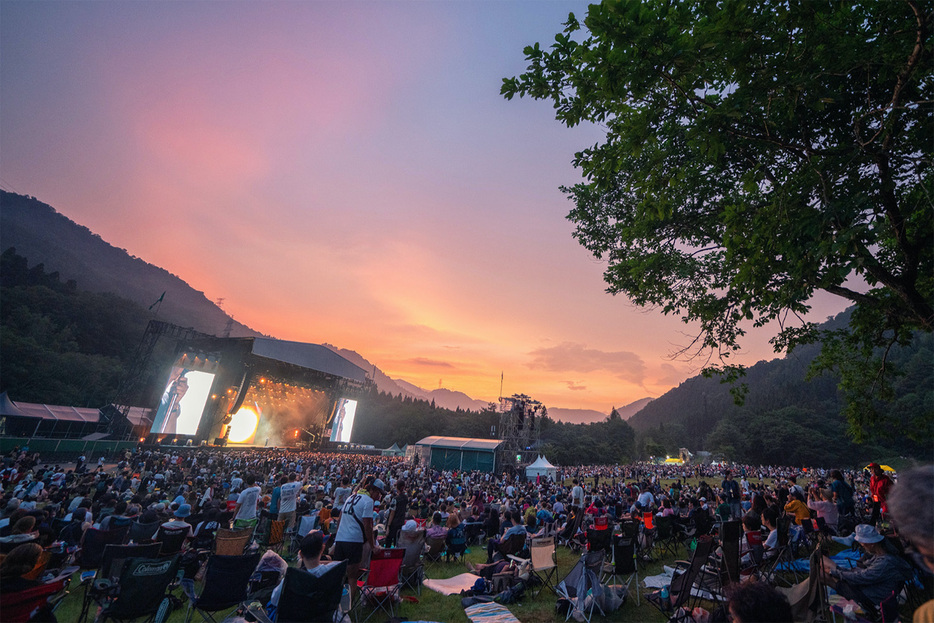 夕暮れを迎えたFUJI ROCKのステージ