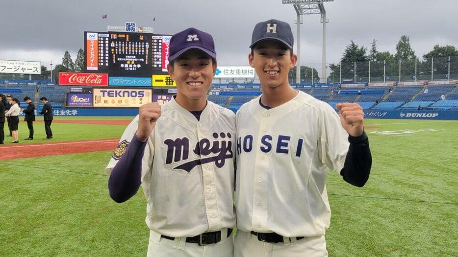 笑顔を見せる明大・木本 圭一内野手（左）と法大・松下 歩叶内野手（右）