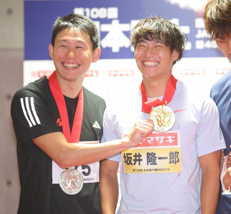 表彰式で優勝した坂井隆一郎（右）のメダルを持つ２位の東田旺洋（左）（カメラ・岩田　大補）