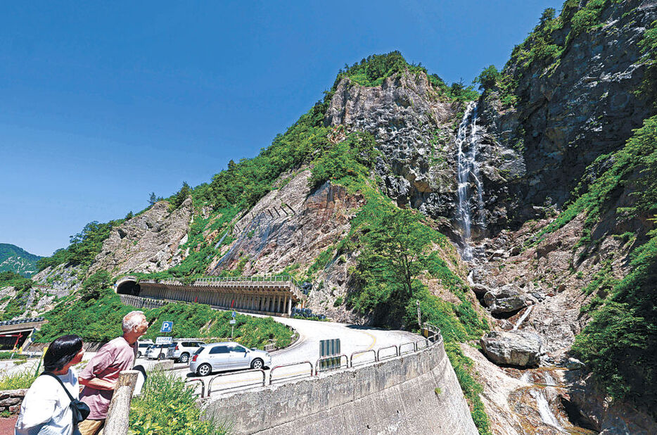 白山白川郷ホワイトロードが全線開通し、白山麓の景色を楽しむドライブ客＝１４日午前１０時１０分、白山市中宮