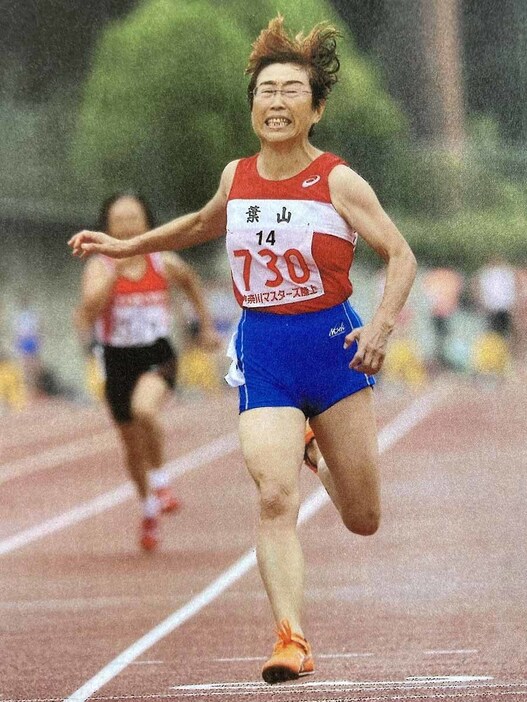 神奈川マスターズ記録会の１００メートルで力走する松尾さん＝４月２８日、小田原市内（本人提供）