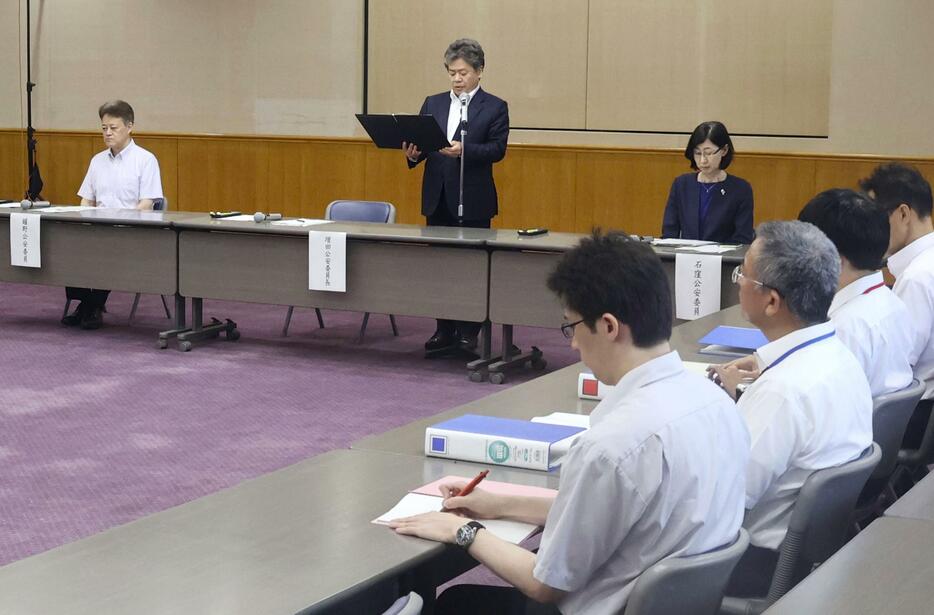 不祥事防止に向け、鹿児島県警本部で開かれた会合。奥中央は県公安委員会の増田吉彦委員長＝26日午後