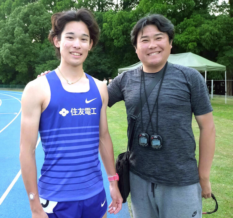 １５００メートルで３度目の日本歴代２位をマークした飯澤千翔（左）と健闘をたたえた渡辺康幸監督