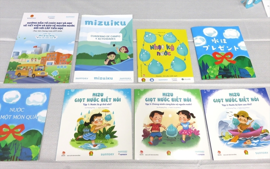 海外の「水育」で配られる冊子。水育は、海外でも開催されている。右上が日本語バージョン