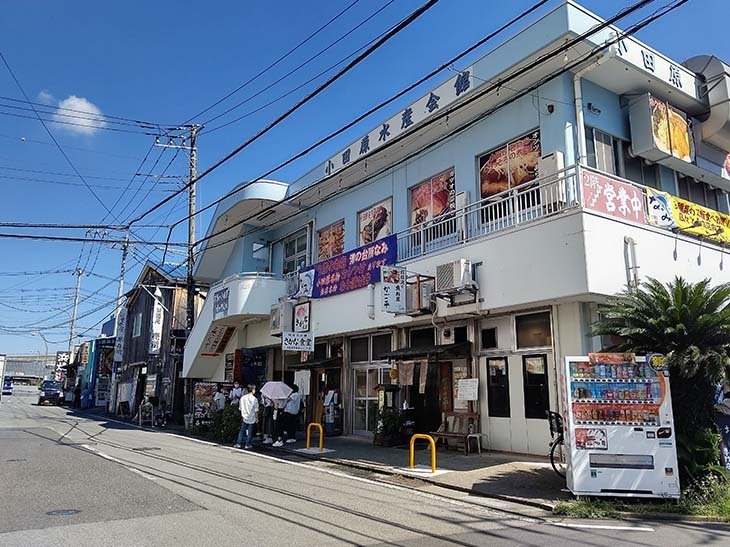 『お食事処 大原』は複数の飲食店が出店する「小田原水産会館」の1階西側にある
