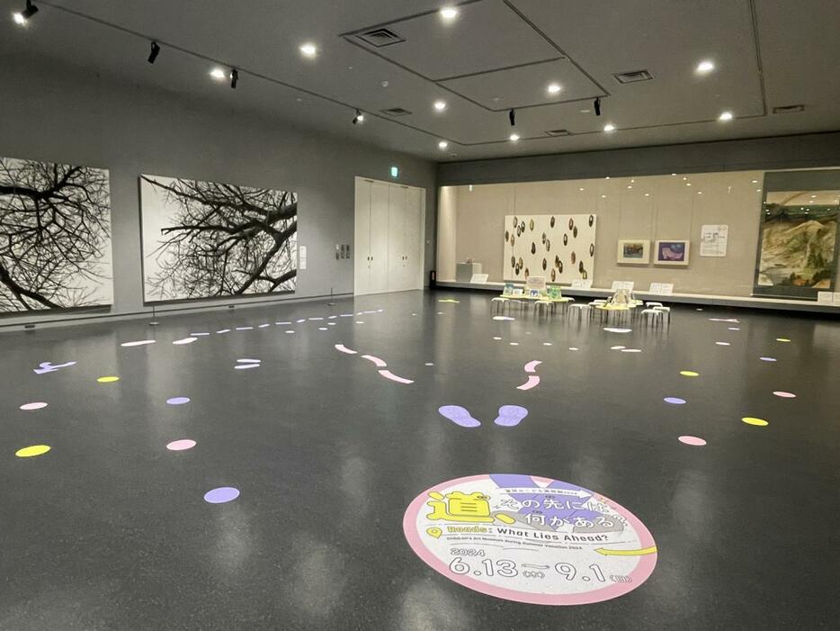 福岡市美術館の企画展「夏休みこども美術館2024『道、その先には何がある？』」の会場の様子