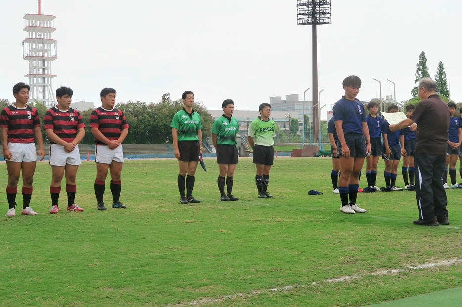 今年から春季大会（県民大会）で二部制を導入した兵庫県高校ラグビー。下位チームはトップ校と対戦する可能性がなくなった。6月2日の4強戦では、冬の全国大会出場49回と県内最多を誇る報徳学園が市立尼崎を80－14で破った。写真は試合後3位表彰を受ける市立尼崎