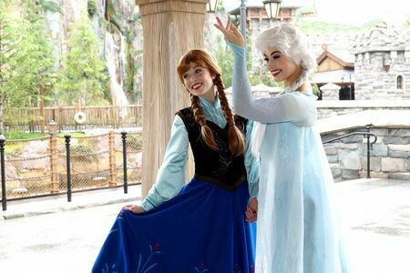 ファンタジースプリングスでは「アナと雪の女王」のアナとエルサに会うこともできる（撮影：尾形文繁）