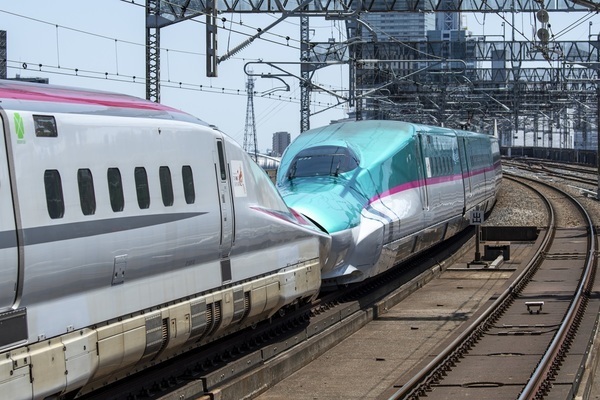 新幹線は線路幅1435mmの標準軌を採用している（画像：写真AC）。