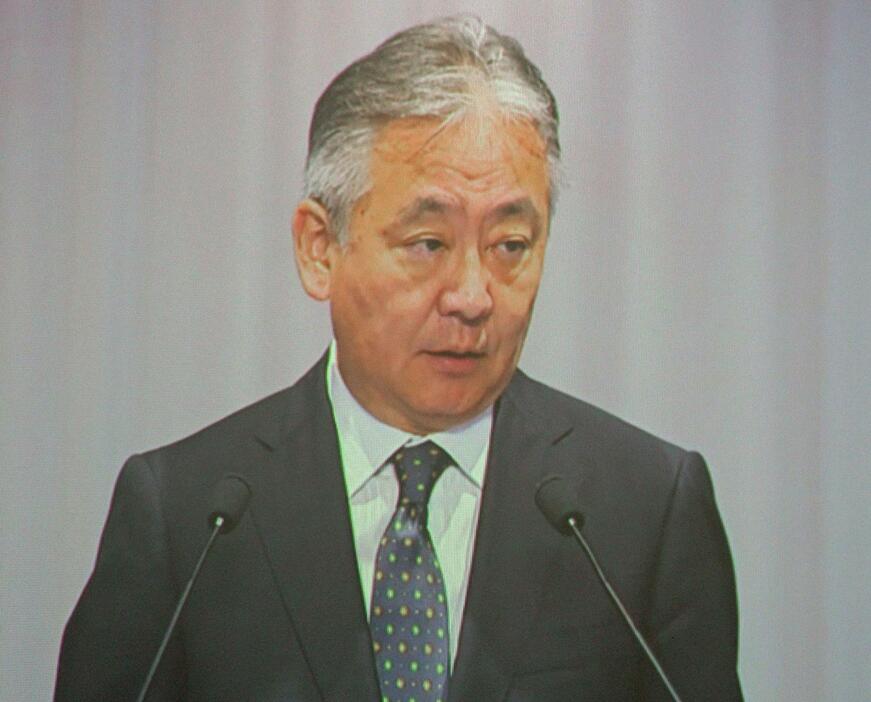 IHIの定時株主総会で、燃費不正について謝罪する井手博社長＝26日午前、東京都内、モニター画面の複写