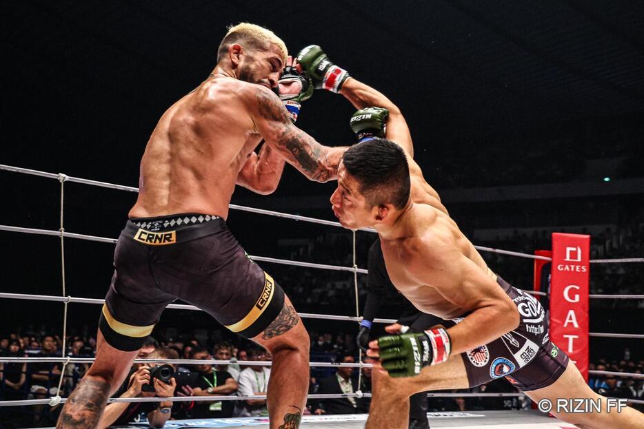 堀口のオーバーハンドの右フックも効果的だった（写真・RIZINFF)