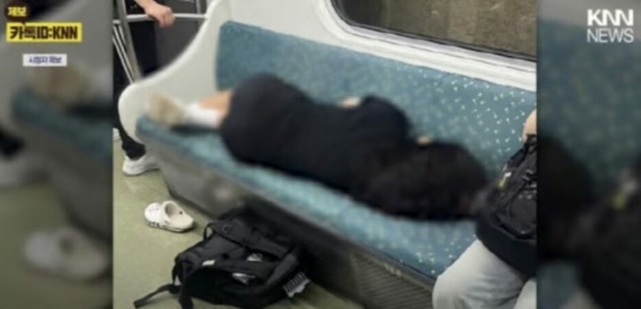 釜山2号線の地下鉄の中で、A氏が座席4つを占用したまま横になっている＝KNNニュースキャプチャ(c)MONEYTODAY