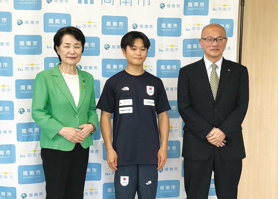 左から藤井市長、石津選手、中嶋監督