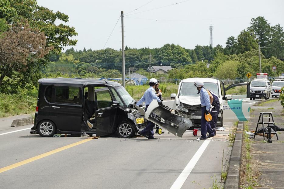 車2台の衝突事故があった現場＝27日午前、茨城県笠間市