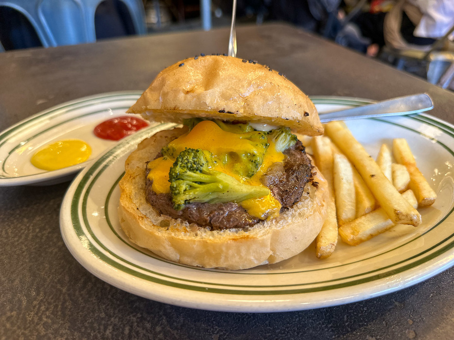 「チーズバーガー」（1080円）をオリジナルスタイルで注文