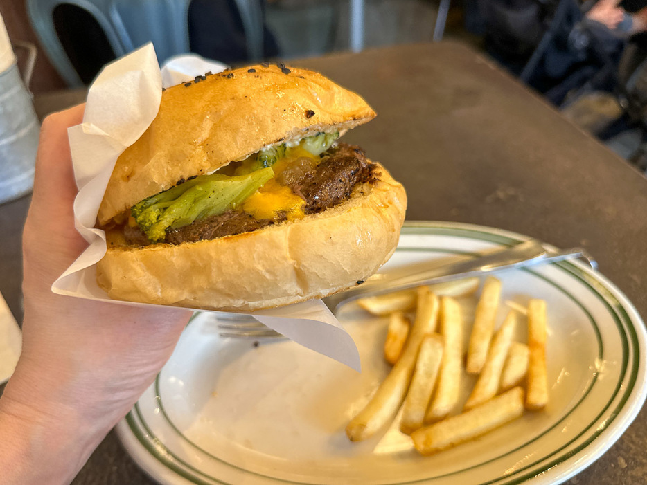 想像以上に大きくて厚みも十分。バーガー用の包み紙でくるんで食べます