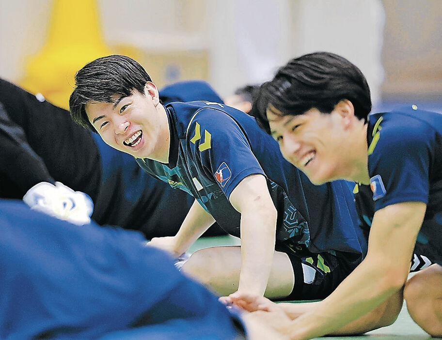 強化合宿で笑顔を見せる安平選手（左）＝東京・北区の味の素ナショナルトレーニングセンター